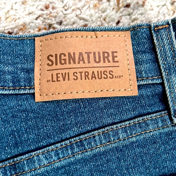 Signature by Levi’s Strauss Heritage High Rise Shorts - Picture 3 of 5